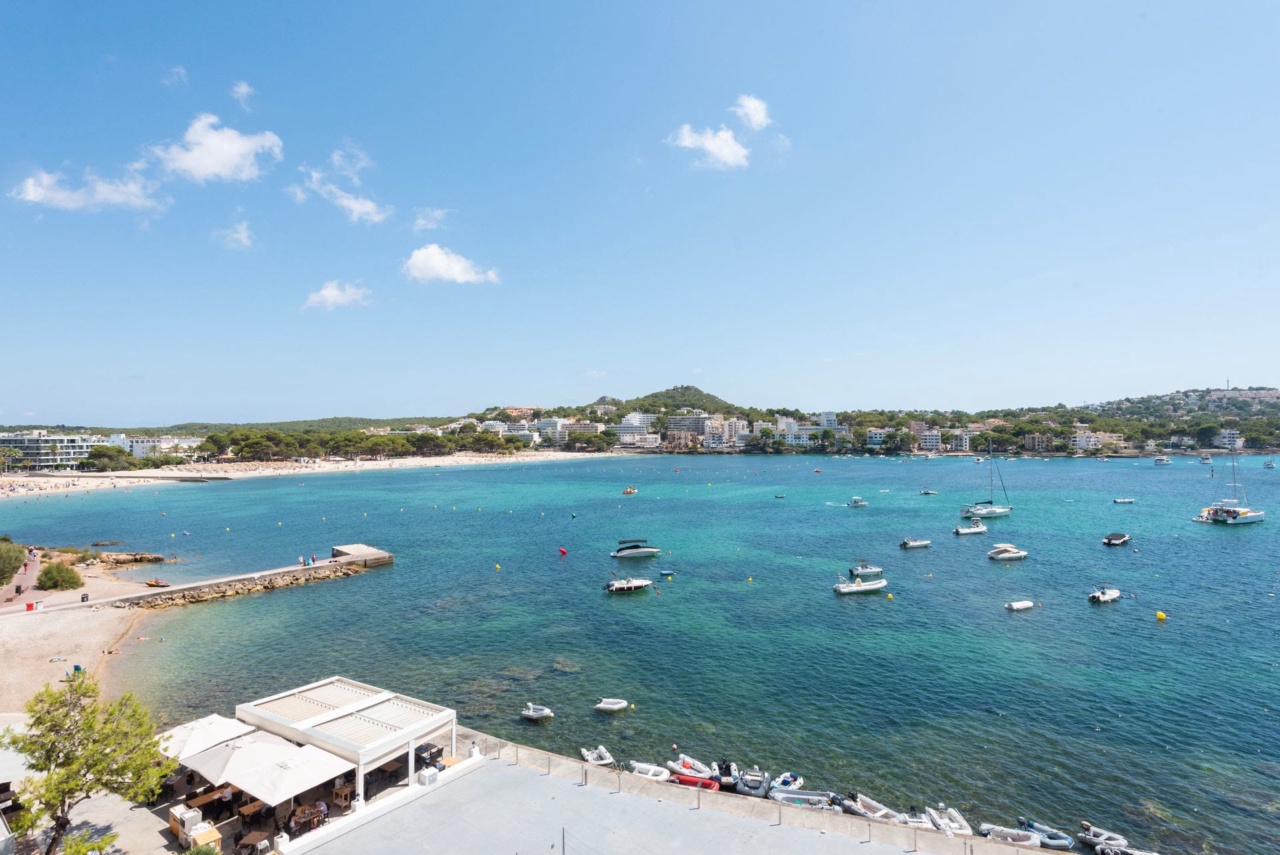La baia di Santa Ponsa con la sua spiaggia di sabbia