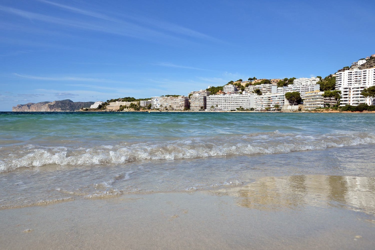 La spiaggia di Santa Ponsa con un'onda leggera