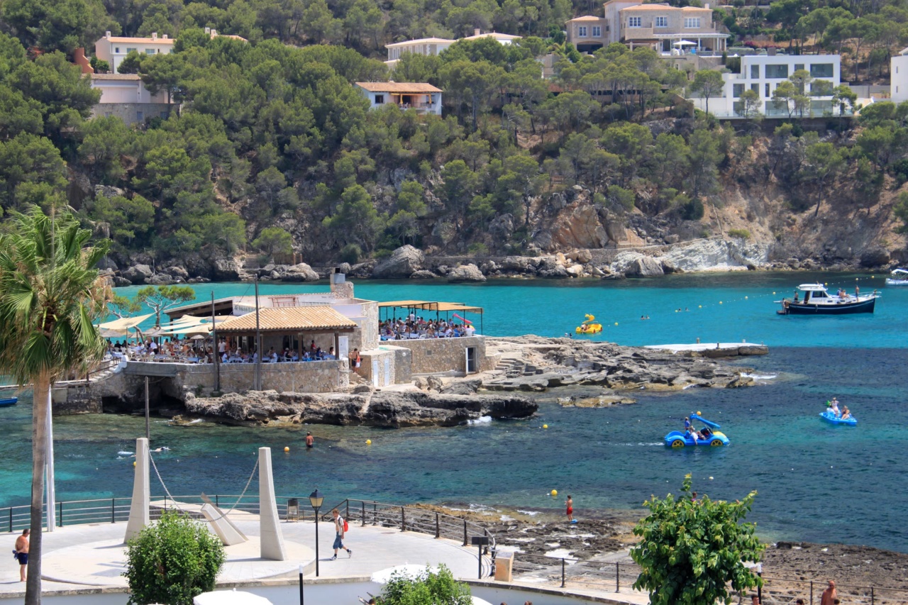 Il piccolo isolotto roccioso nella baia di Camp de Mar con il suo ristorante