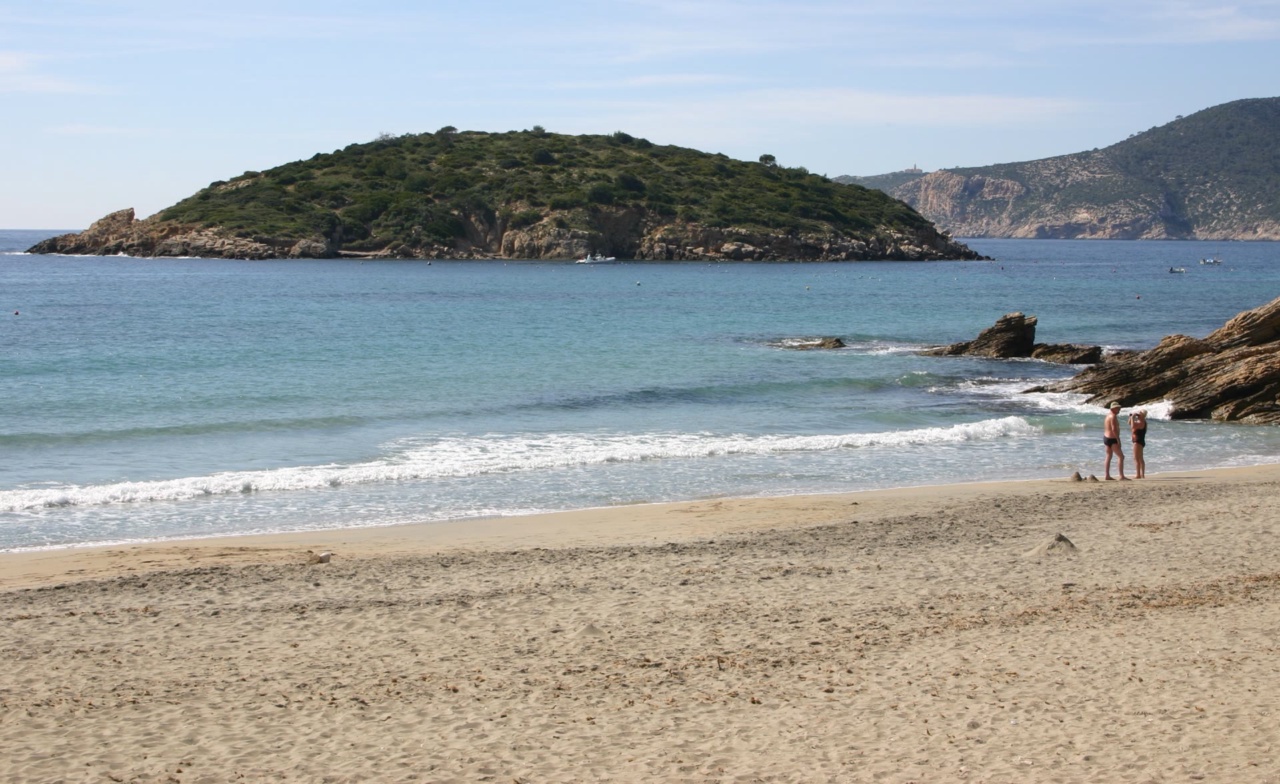 Der Sandstrand von Sant Elm mit einer kleinen Insel im Hintergrund