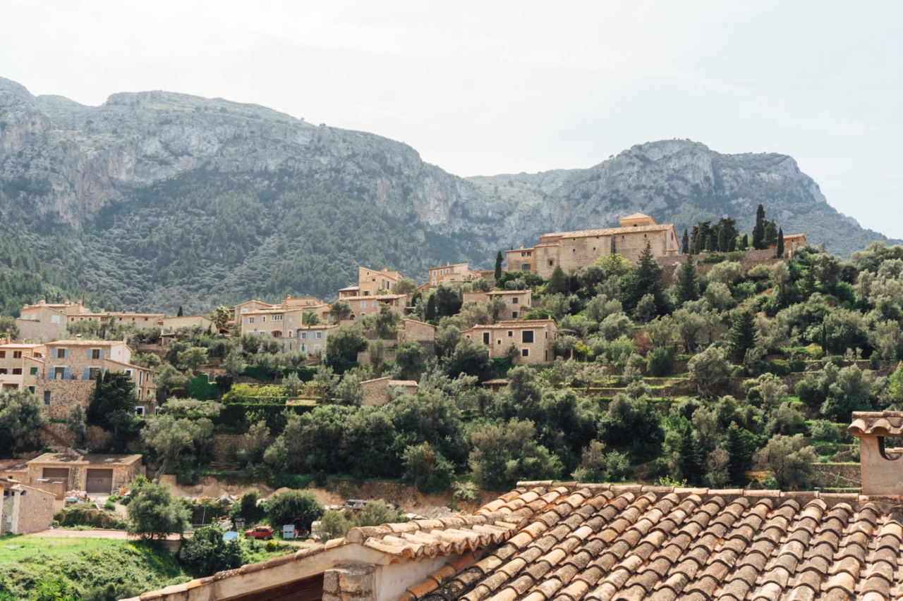 Le village de Deià et ses maisons en pierre naturelle à flanc de colline
