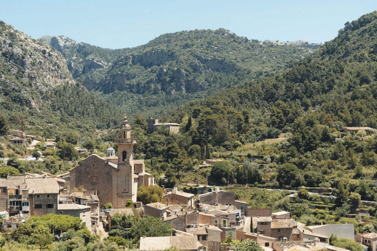El pueblo de Valldemossa entre las montañas de la Tramuntana