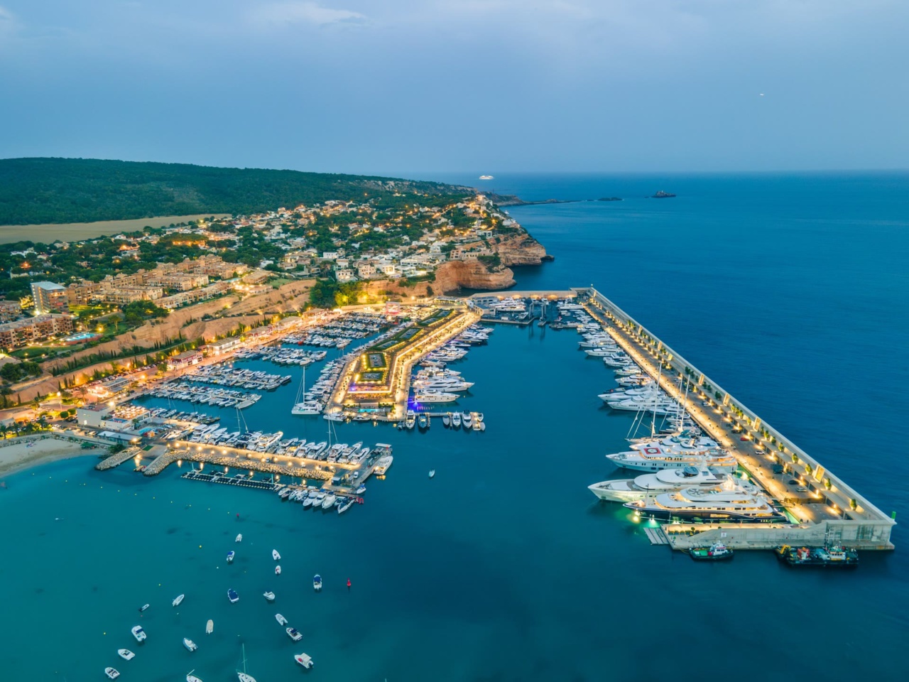 Flyfoto av yachthavnen Port Adriano