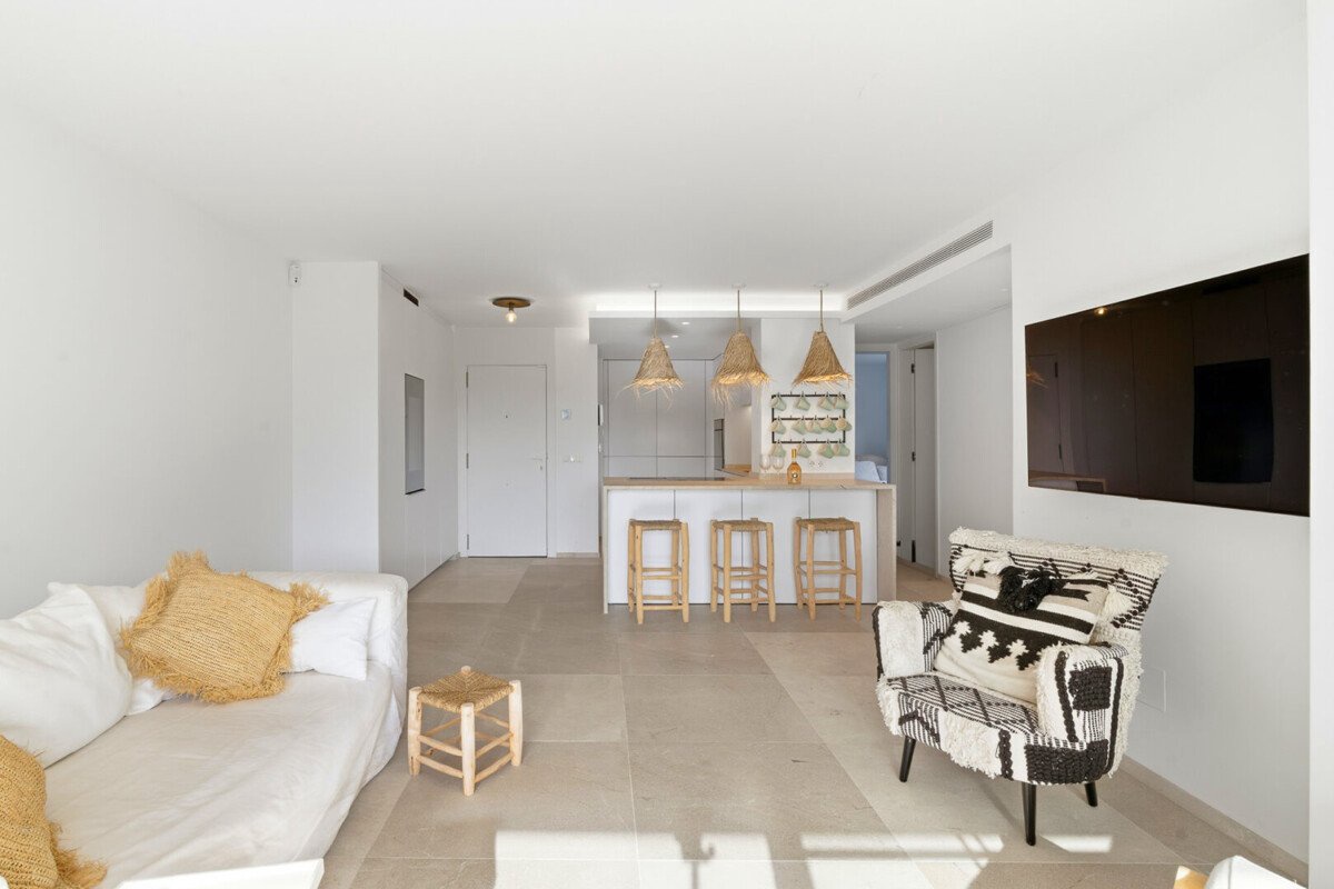 Luxuriös sanierte Wohnung fußläufig zum Hafen mit Poolblick und hochwertiger Ausstattung - Bild 5