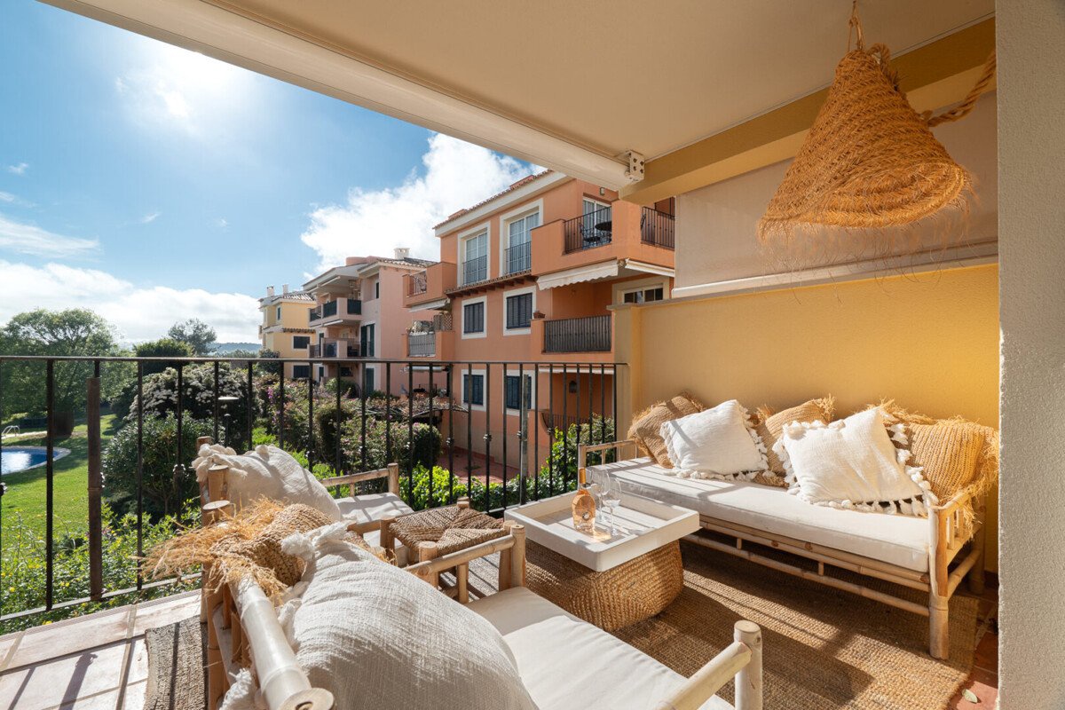 Luxuriös sanierte Wohnung fußläufig zum Hafen mit Poolblick und hochwertiger Ausstattung - Bild 2