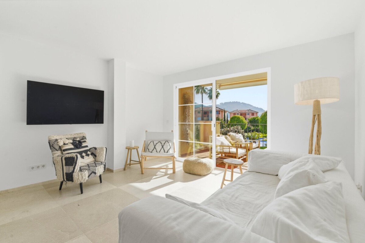 Luxuriös sanierte Wohnung fußläufig zum Hafen mit Poolblick und hochwertiger Ausstattung - Bild 6