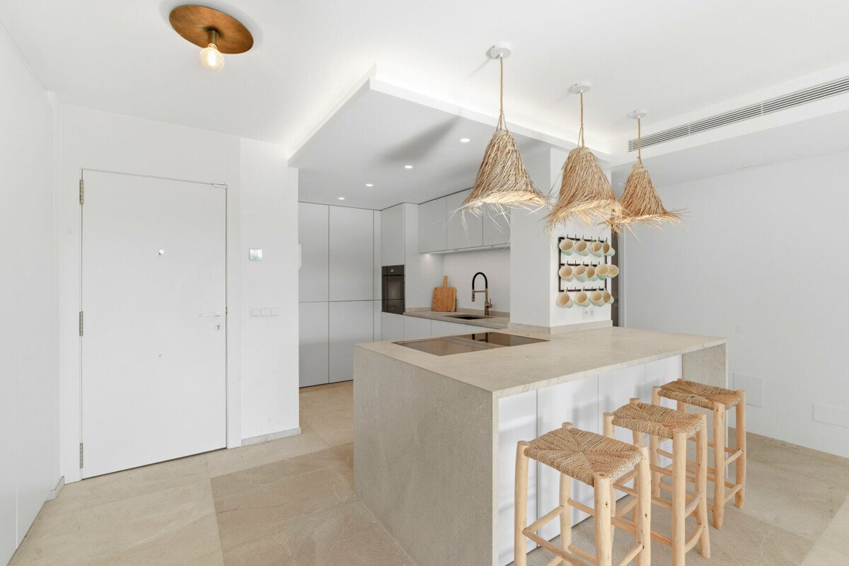 Luxuriös sanierte Wohnung fußläufig zum Hafen mit Poolblick und hochwertiger Ausstattung - Bild 4