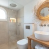 Luxuriös sanierte Wohnung fußläufig zum Hafen mit Poolblick und hochwertiger Ausstattung – 8