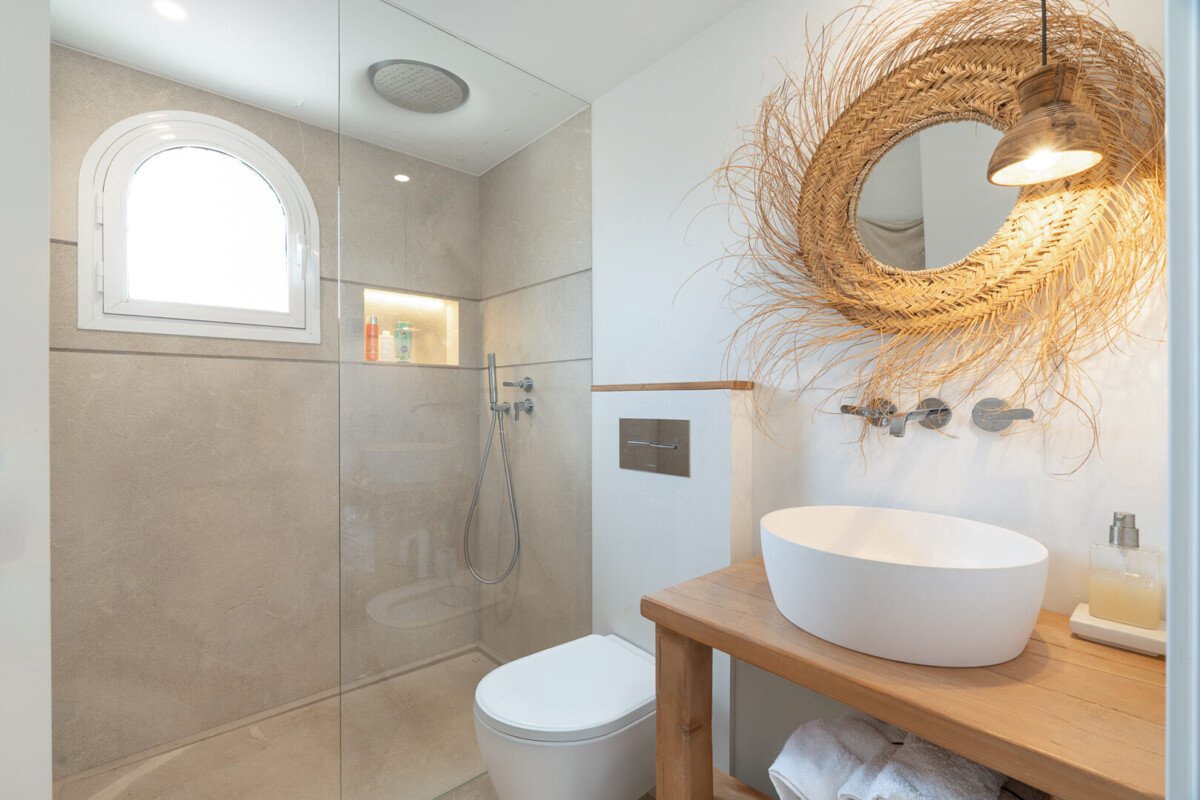 Luxuriös sanierte Wohnung fußläufig zum Hafen mit Poolblick und hochwertiger Ausstattung - Bild 8