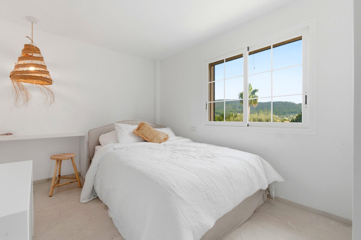 Luxuriös sanierte Wohnung fußläufig zum Hafen mit Poolblick und hochwertiger Ausstattung - Bild 11