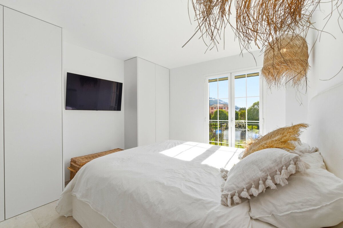 Luxuriös sanierte Wohnung fußläufig zum Hafen mit Poolblick und hochwertiger Ausstattung - Bild 9