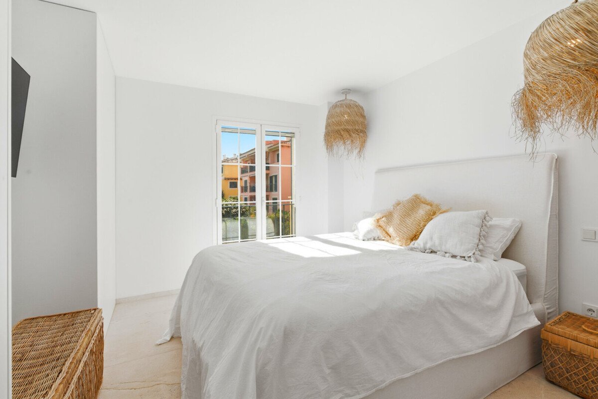 Luxuriös sanierte Wohnung fußläufig zum Hafen mit Poolblick und hochwertiger Ausstattung - Bild 7