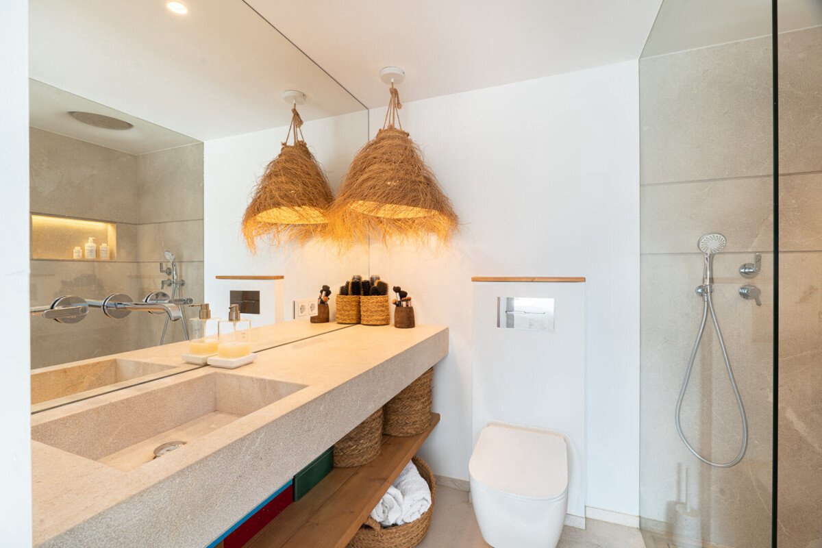 Luxuriös sanierte Wohnung fußläufig zum Hafen mit Poolblick und hochwertiger Ausstattung - Bild 10