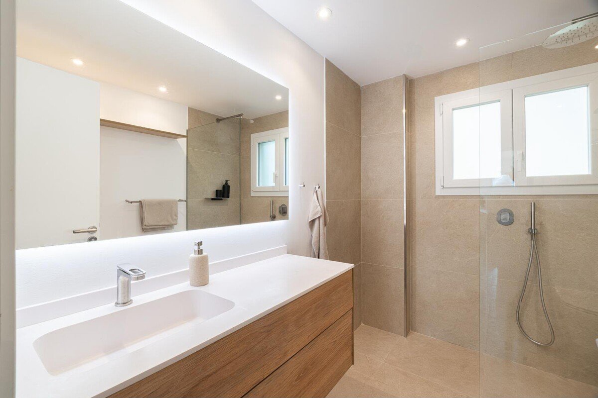 High-quality fully renovated apartment just steps from the port in Port d’Andratx - Image 11