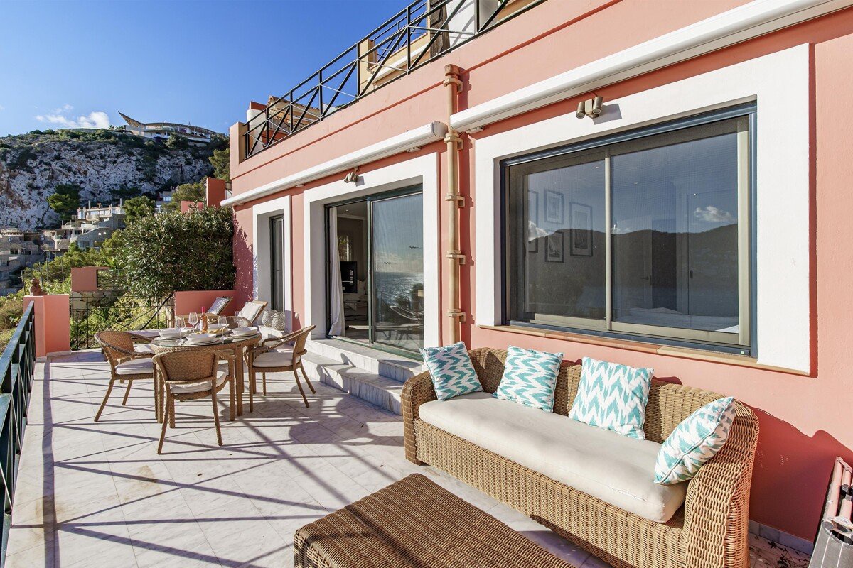 Stilfuld lejlighed i beach house-design – Første havlinje med stor terrasse og pool - Billede 3