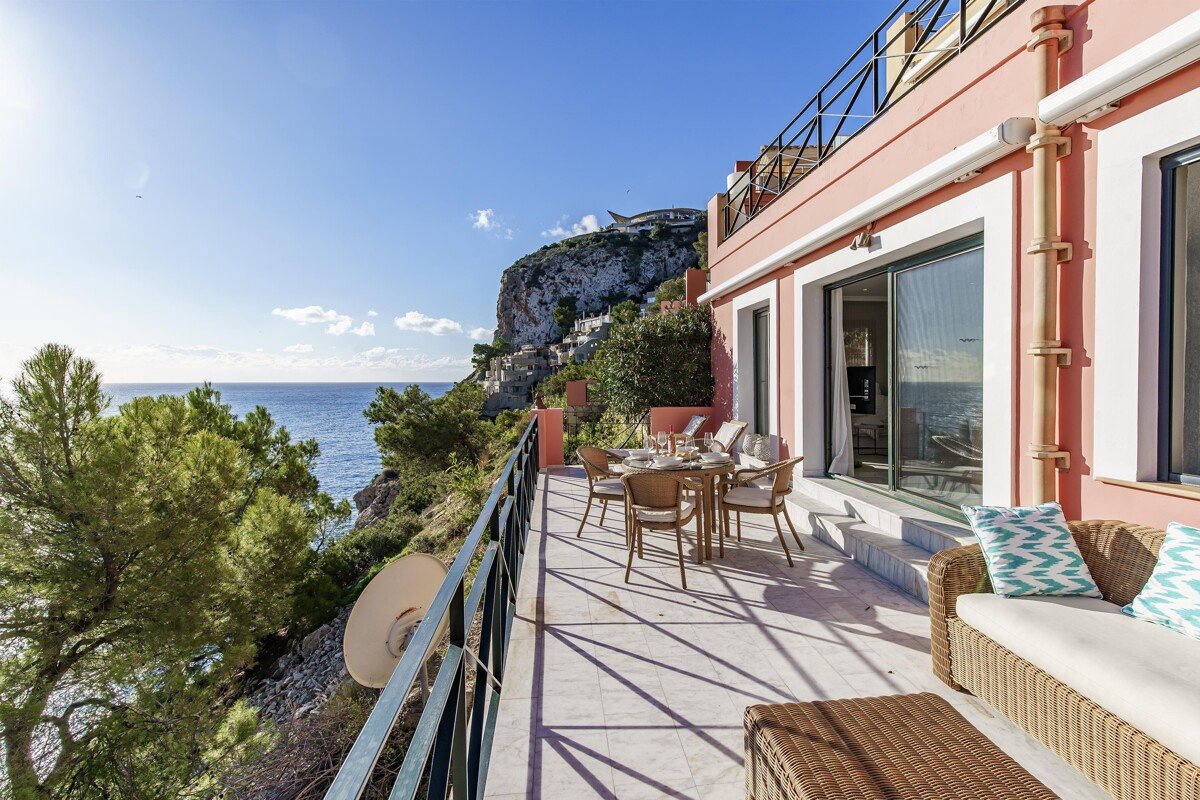 Stilfuld lejlighed i beach house-design – Første havlinje med stor terrasse og pool - Billede 2