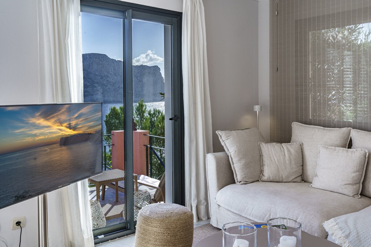 Stilfuld lejlighed i beach house-design – Første havlinje med stor terrasse og pool - Billede 12