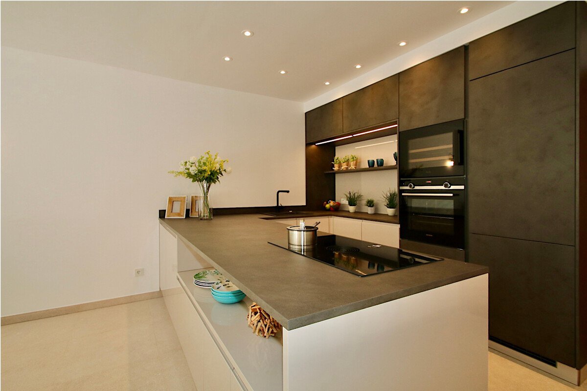 Renoveret penthouse i middelhavsstil med stor pool og havudsigt - Billede 6