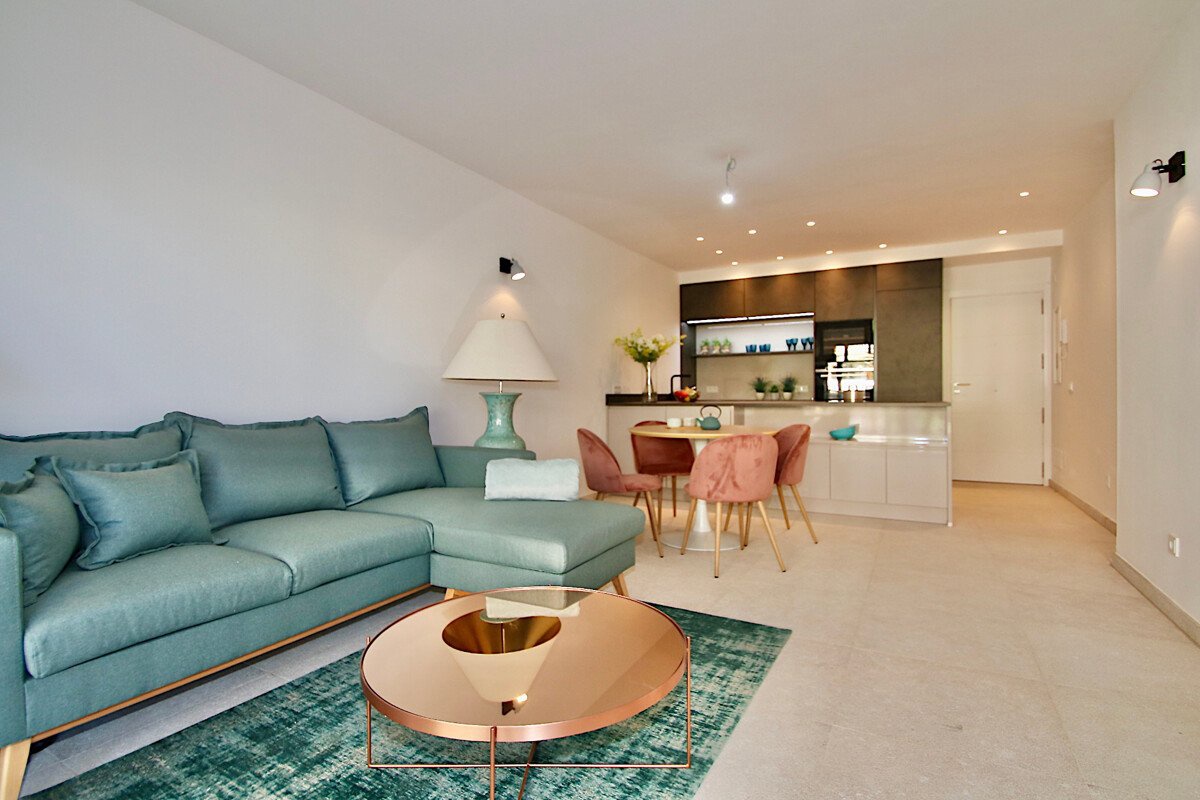 Renoveret penthouse i middelhavsstil med stor pool og havudsigt - Billede 3