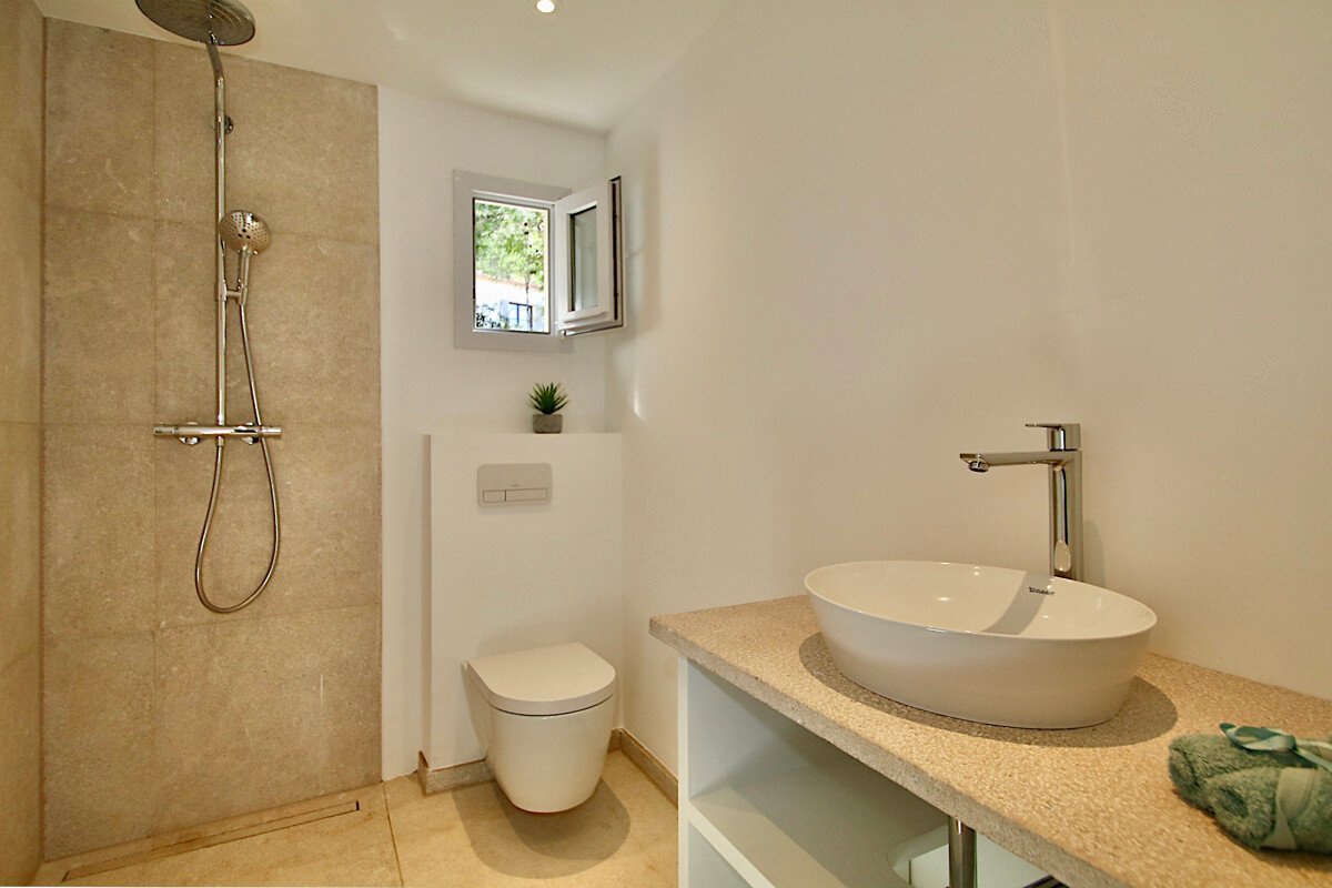 Renoveret penthouse i middelhavsstil med stor pool og havudsigt - Billede 8