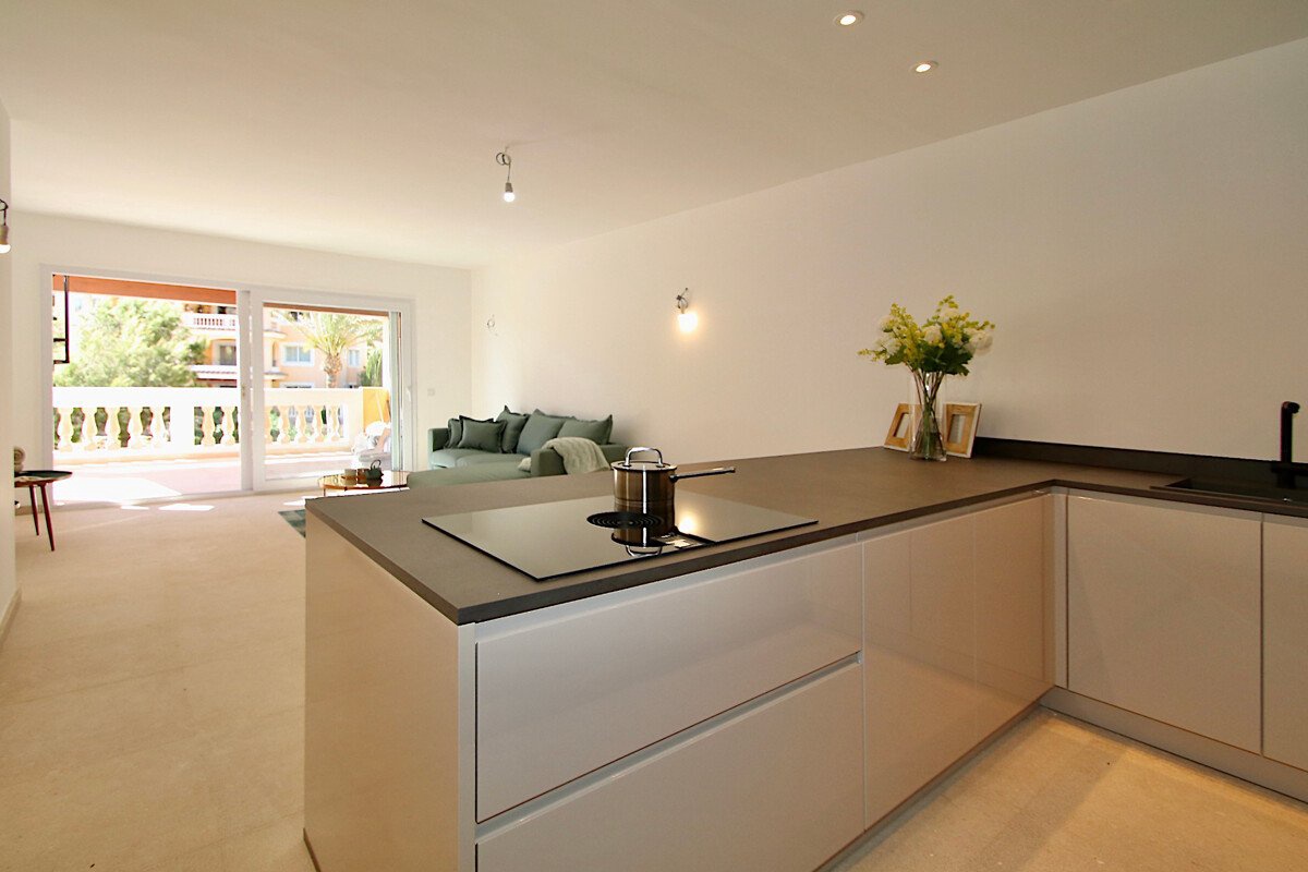 Renoveret penthouse i middelhavsstil med stor pool og havudsigt - Billede 5