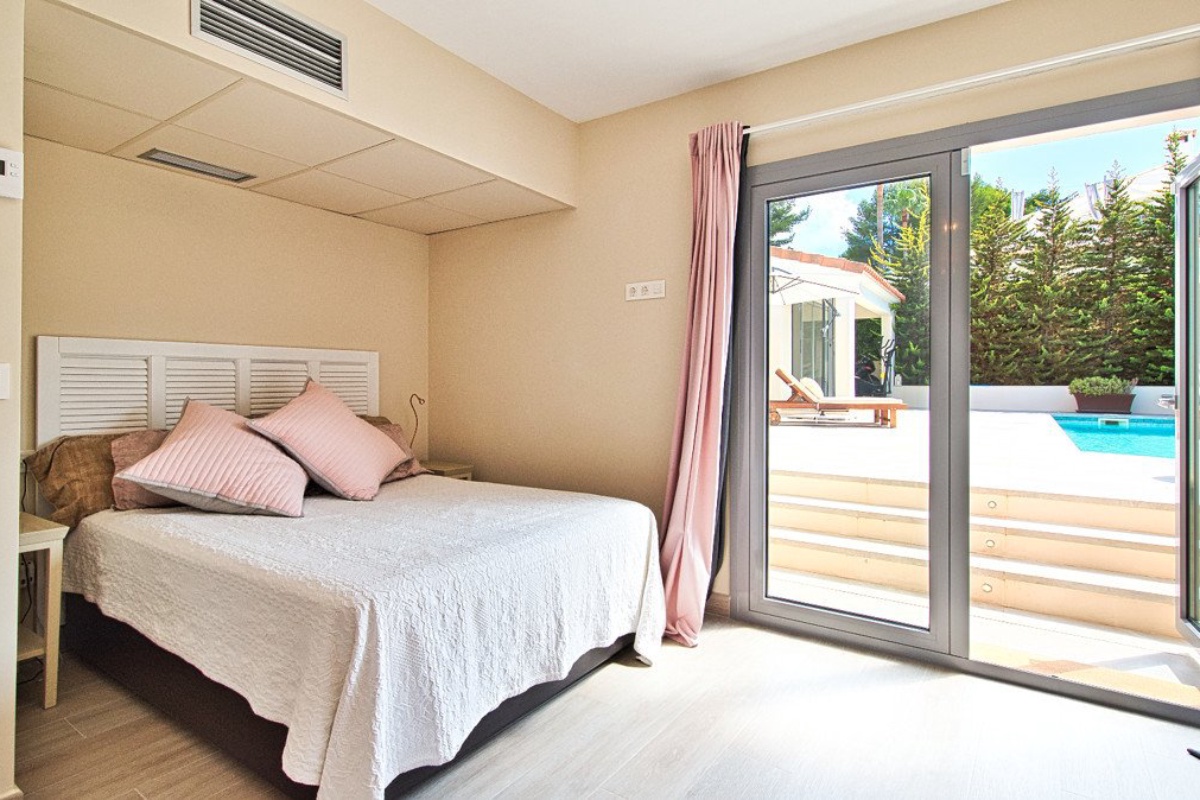 Villa mediterranea a Nova Santa Ponca con tanta privacy e casa per gli ospiti - Immagine 9