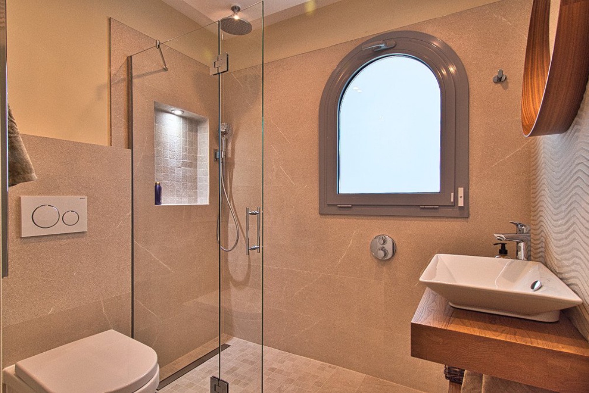 Villa mediterranea a Nova Santa Ponca con tanta privacy e casa per gli ospiti - Immagine 8