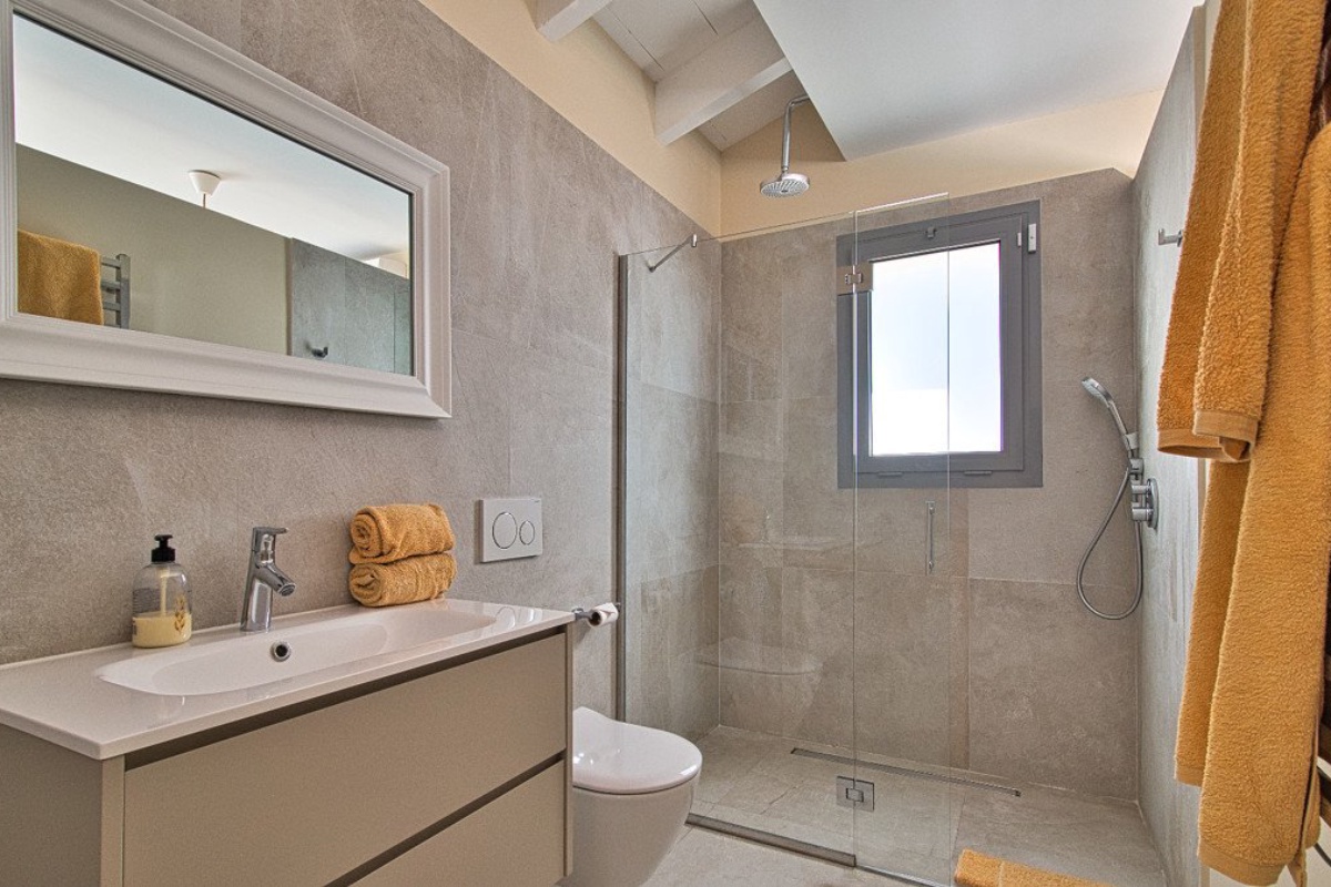 Villa mediterranea a Nova Santa Ponca con tanta privacy e casa per gli ospiti - Immagine 12