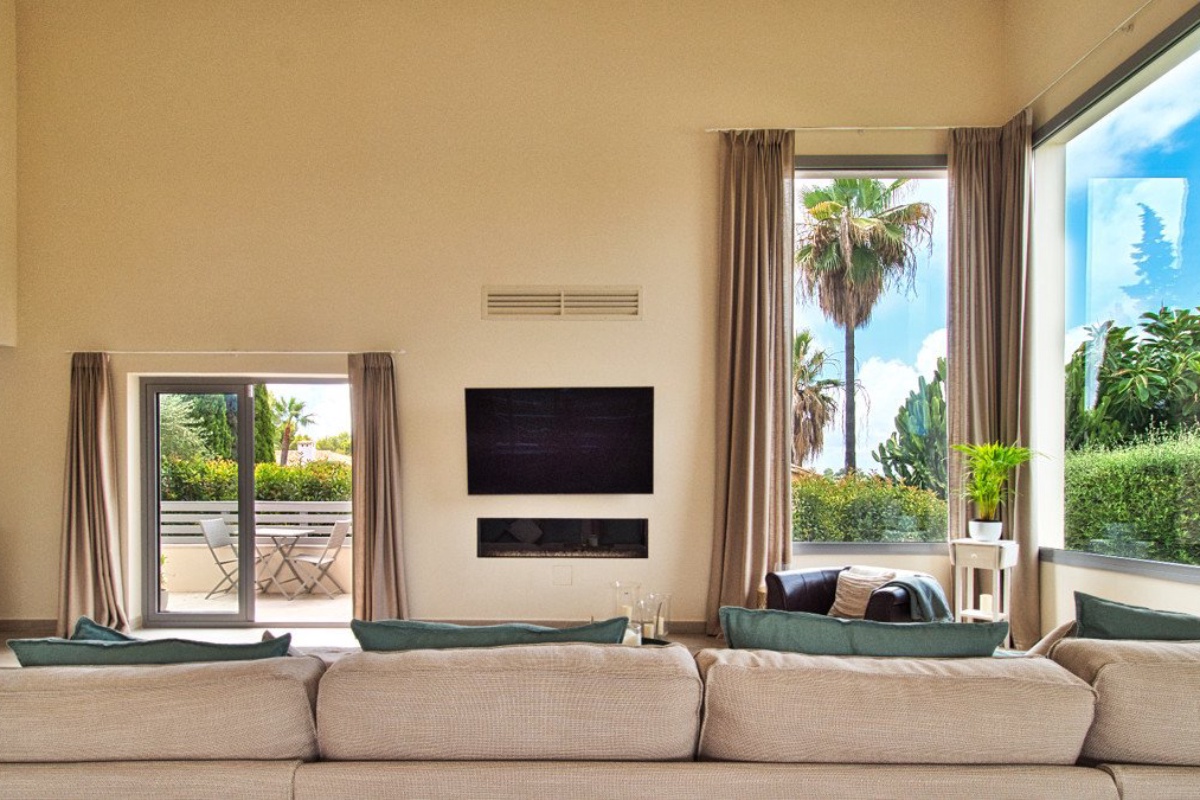 Villa mediterranea a Nova Santa Ponca con tanta privacy e casa per gli ospiti - Immagine 3
