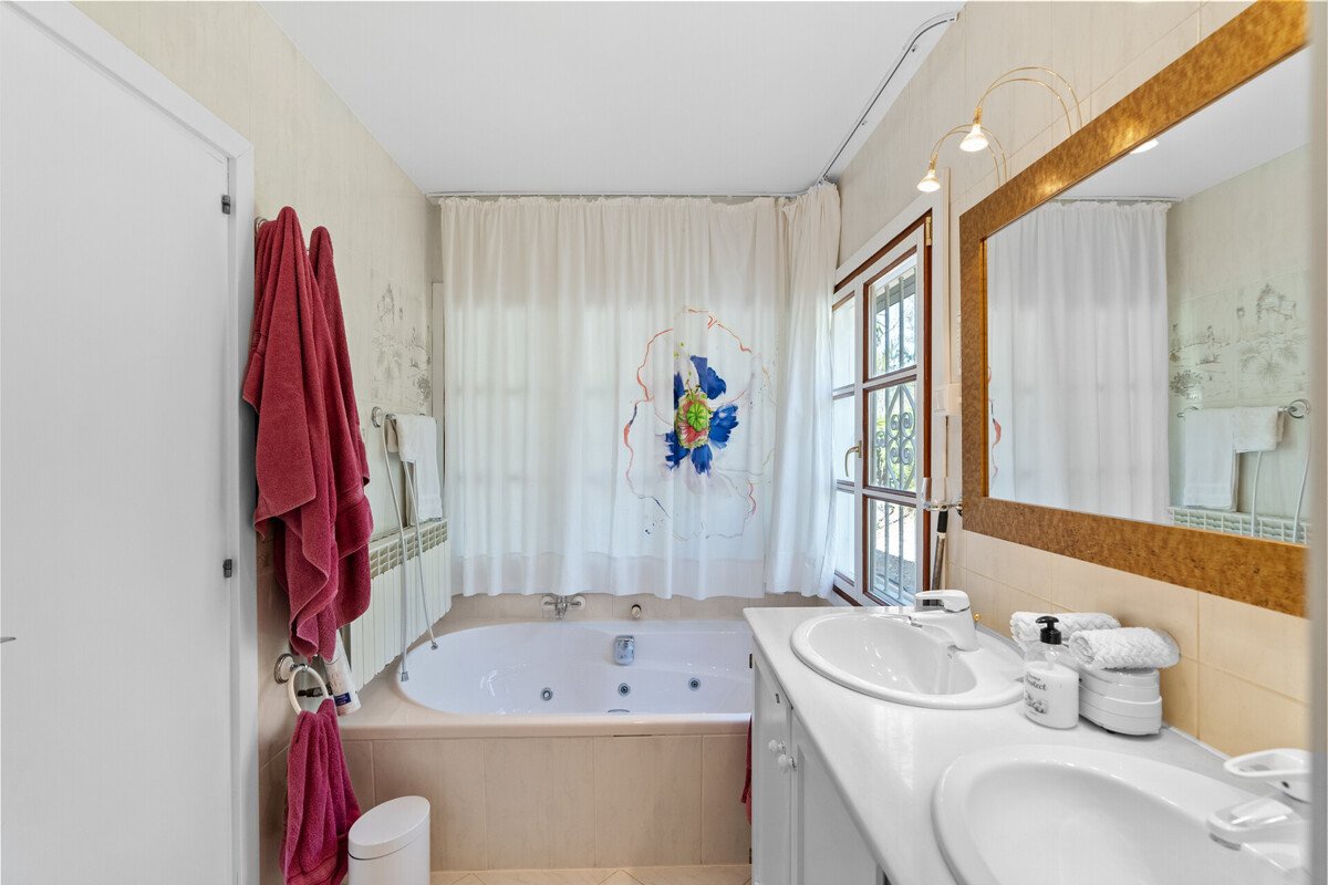 Mediterrane Villa mit spektakulärem Meerblick und Hafenpanorama. - Bild 14