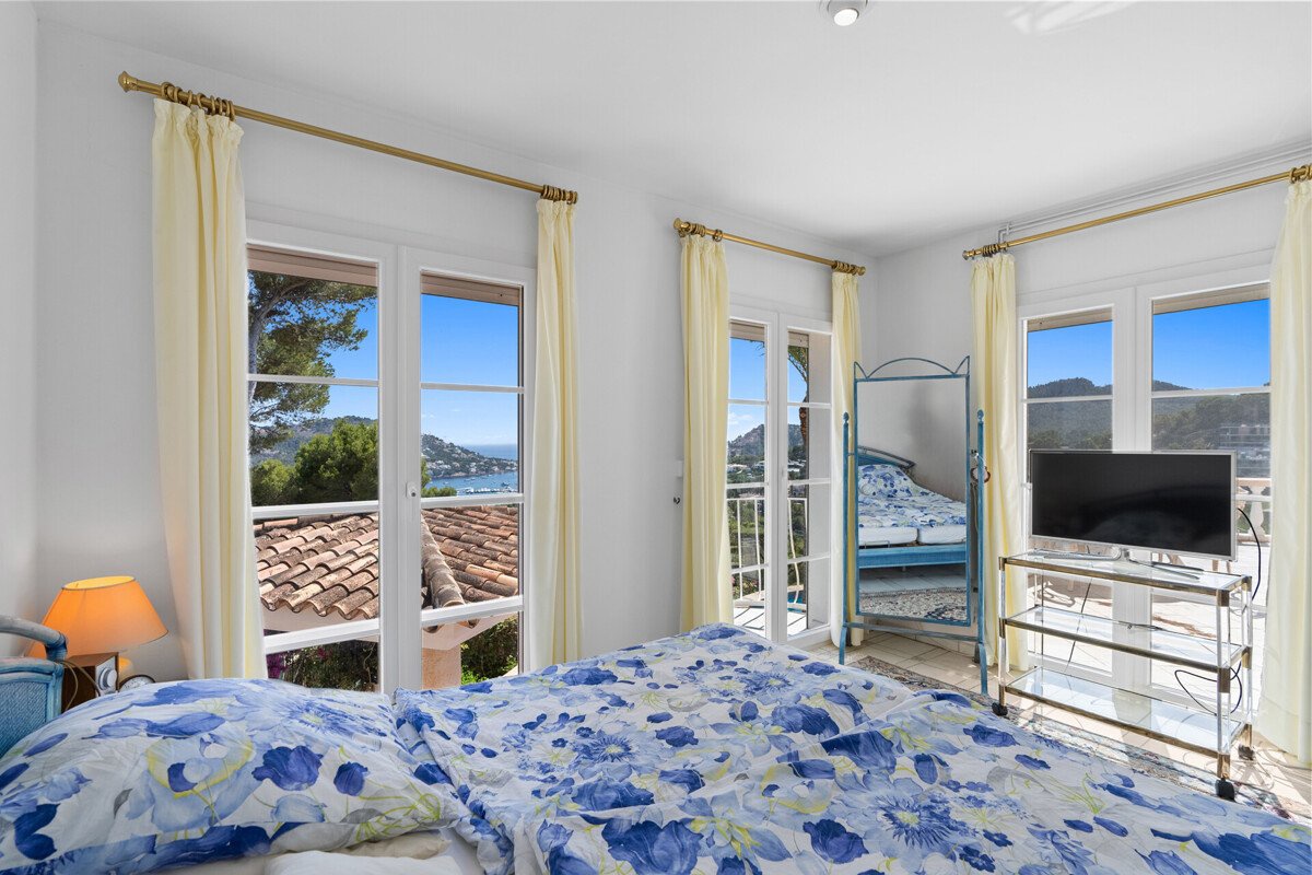 Mediterrane Villa mit spektakulärem Meerblick und Hafenpanorama. - Bild 13