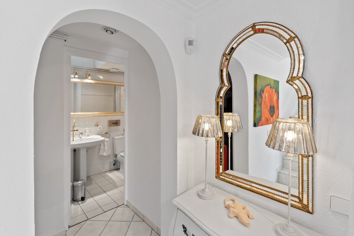 Mediterrane Villa mit spektakulärem Meerblick und Hafenpanorama. - Bild 12