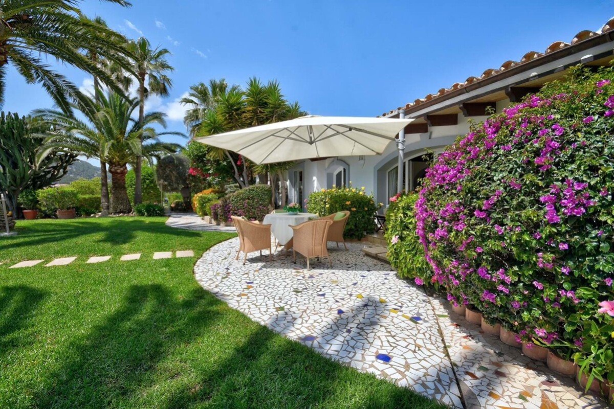 Palm Oasis in Prime Location! Idyllic Finca Within Walking Distance to the Harbor - Image 2