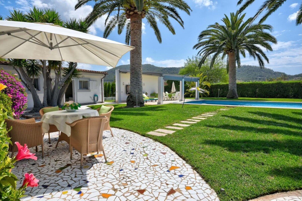 Palm Oasis in Prime Location! Idyllic Finca Within Walking Distance to the Harbor - Image 5