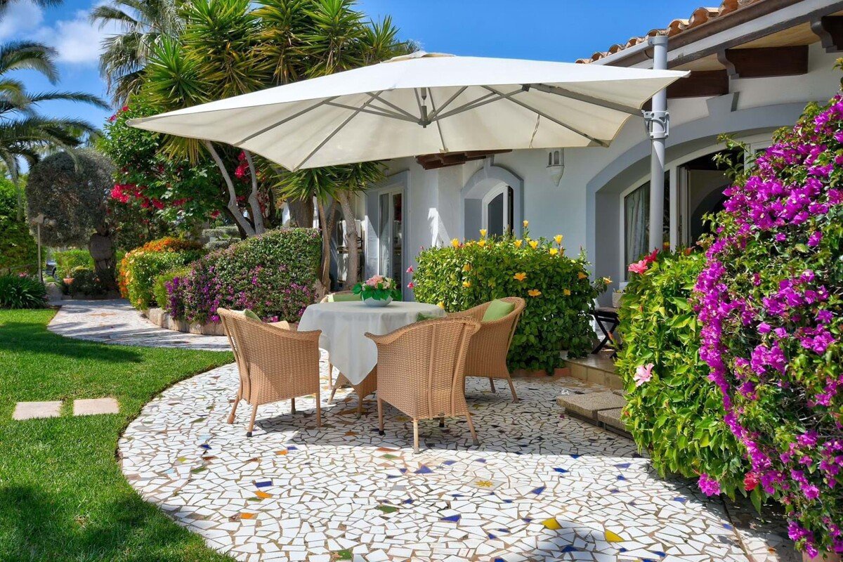 Palm Oasis in Prime Location! Idyllic Finca Within Walking Distance to the Harbor - Image 3
