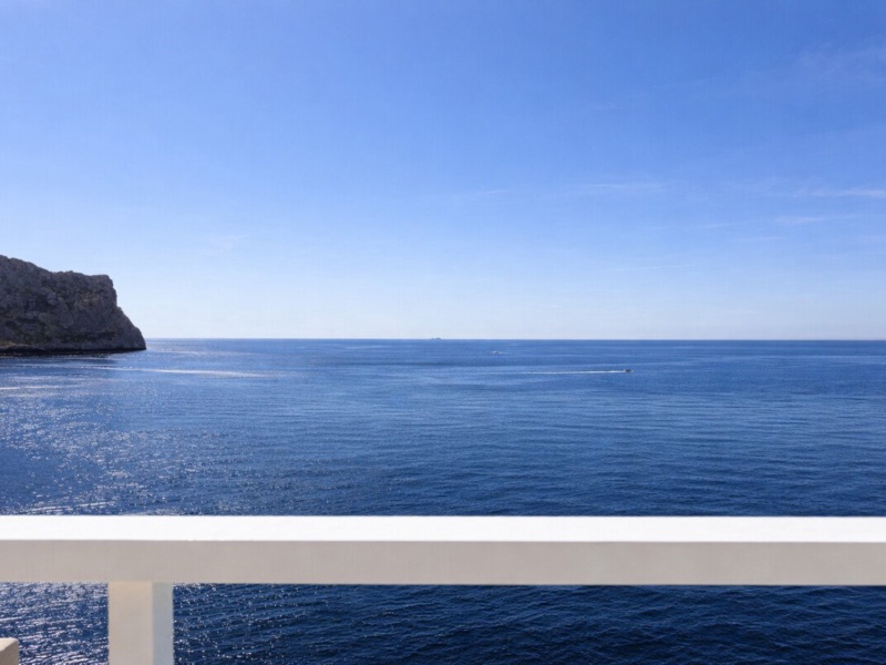 Exclusive Coastal Jewel Penthouse on the Frontline with Direct Sea Access - Exclusive at Thomas Mallorca Real Estate - Port d'Andratx - 2 Bedrooms, 75 m²