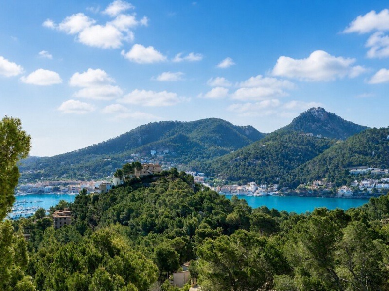 Exclusive Refuge with Stunning Harbor Panorama and Great Development Potential - A Unique Renovation Project - Port d'Andratx - 5 Bedrooms, 500 m²