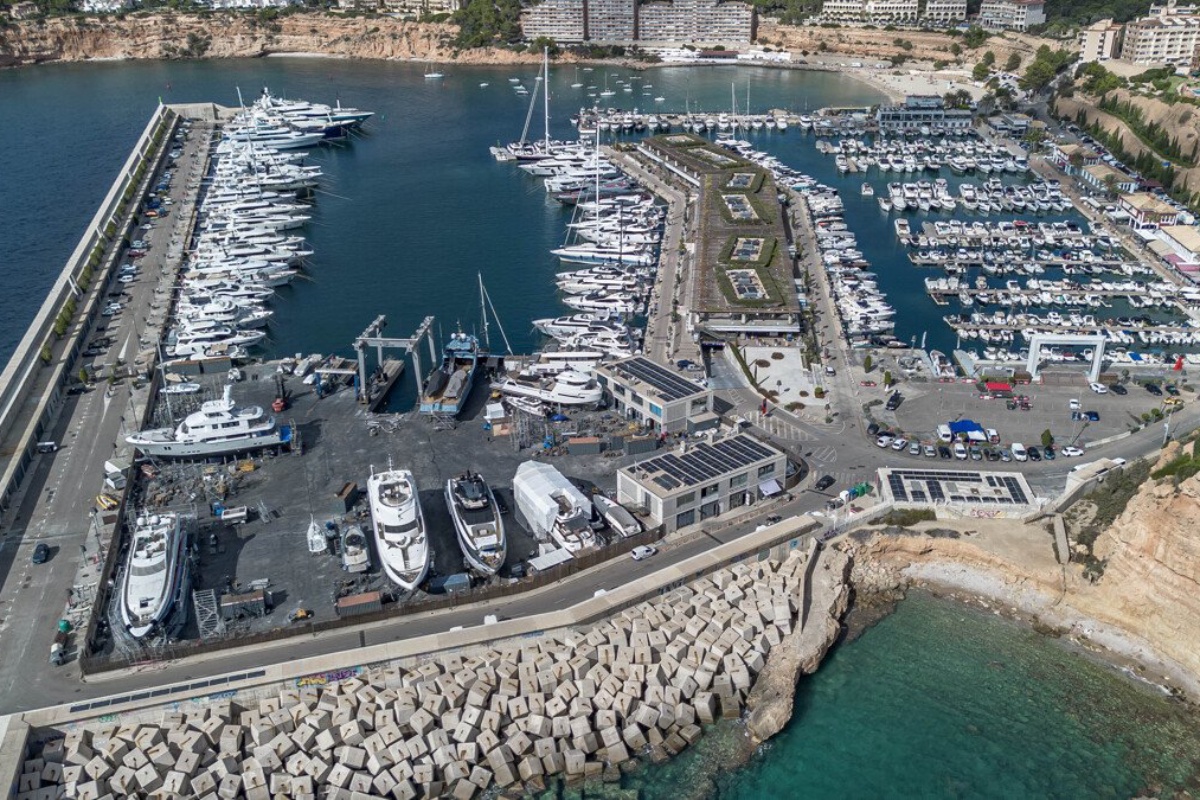 Nowoczesna willa z dużym basenem w pobliżu Port Adriano / Santa Ponsa z 4 sypialniami w pierwszej linii brzegowej - Zdjęcie 19