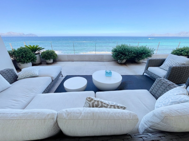 Villa única en primera línea de mar con terraza y garaje en Can Picafort en venta - Can Picafort - 3 Dormitorios, 453 m²